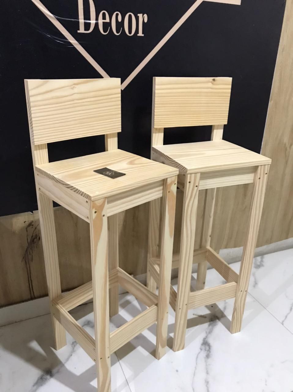 Banquetas (bancos) em madeira pinus, com encosto e 4 pernas. Posssui acabamento premium para ser usado em áreas exterrnas ou qualquer ambiente gourmet.